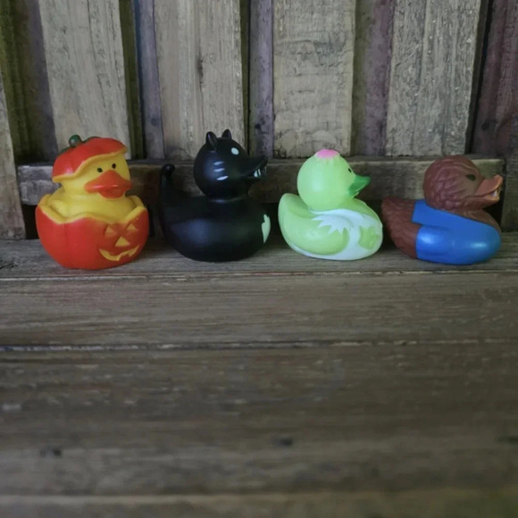 12 Halloween Rubber Ducks - Picture 4 of 6